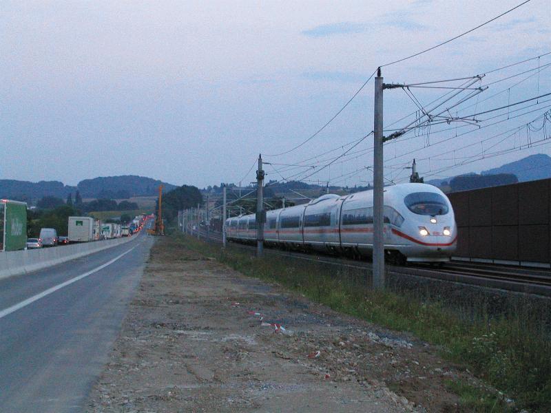 Die Bahn kommt! Links A3 Kln - Frankfurt Stau 3 km/h rechts Neubaustrecke Kln - Frankfurt 300 km/h. (8.8.2002)
