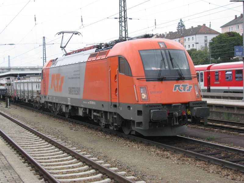Die Baureihe 1216 der Privatgesellschaft RTS bei der durchfahrt im Hauptbahnhof Passau am 02.08.2008.