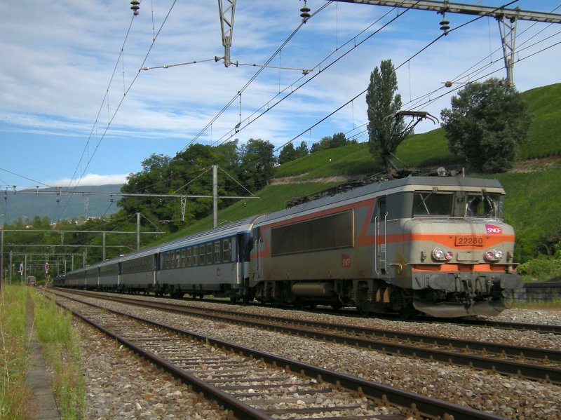 Die BB 22 280 ist mit dem Nachtzug 4446 von Quimper fast am Ziel der Reise in Genve angekommen: hier bei der Durchfahrt in der westlichsten SBB Station La Plaine. 
Der Zug fhrt am Schluss Autotrasportwagen von Auray und Paris (!) nach Genve la Praille. 5. August 2008