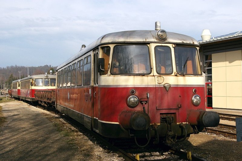 Die beiden alten MAN-Triebwagen VT 4 und 8, sowie der Steuerwagen VS 14 der HzL sind am 06. Janur 2006 in Gammertingen abgestellt.