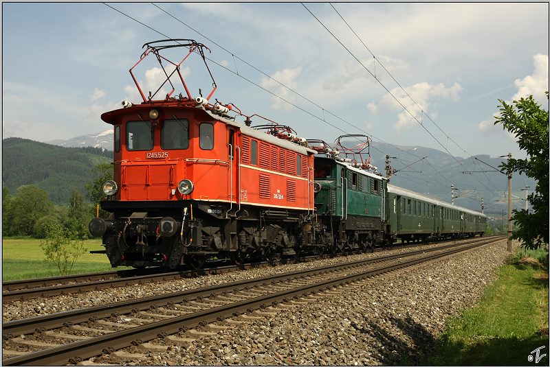 Die beiden Nostalgie Loks 1245 525 & 1670.025 fahren mit Sdz E 16239 von Wien Sd nach Knittelfeld zum  Andampfen . Knittelfeld 21.05.2009