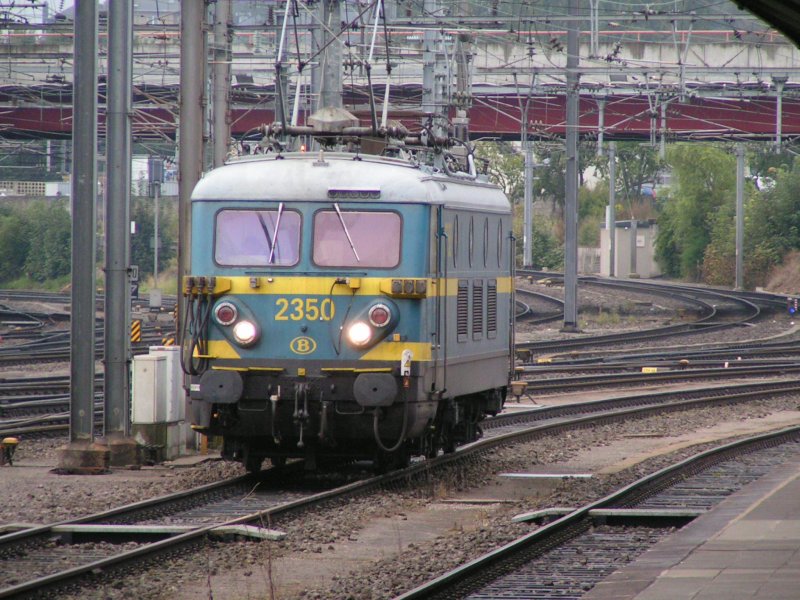 Die Belgische Lok Nr 2350 im Bahnhof Luxemburg. Sie wartet am Morgen des 19.09.04 auf einen Zug aus Metz, um diesen nach Brssel zu berfhren.