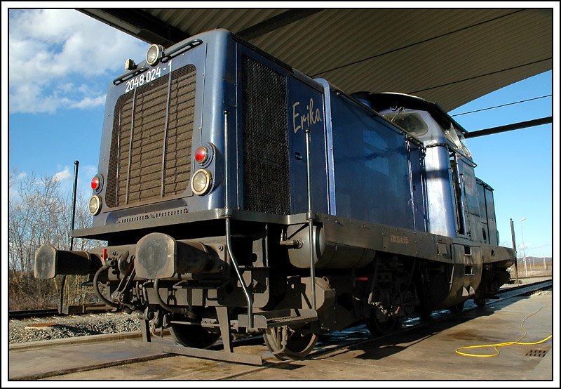 Die blaue Erika. Noch ahnt 2048 024 nichts von ihrem bevorstehenden Einsatz. Die Aufnahme enstand am 18.3.2008 bei der Tankstelle der Steiermrkischen Landesbahnen im Cargo Center Graz ca. 10 Kilometer sdlich von Graz.