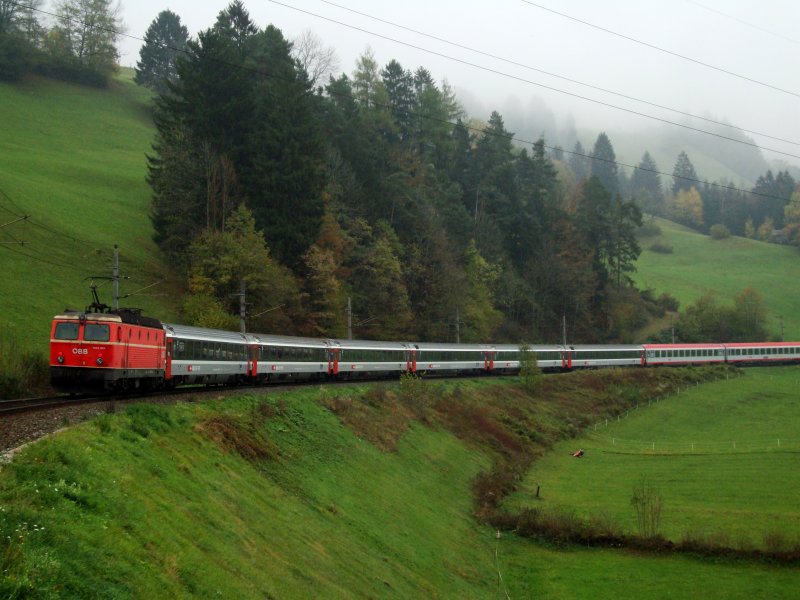 Die BR 1044 094 leistete am 16.10.2008 bei Braz Schubdienst beim EC Transalpin ber den Arlberg.