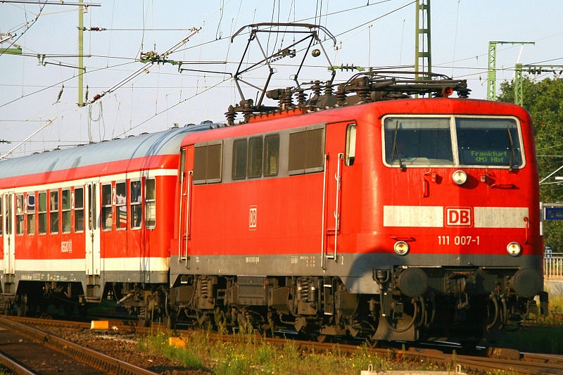 Die BR 111 007-1 als Regionalexpress nach Frankfurt Hauptbahnhof. Aufgenommen am 25.09.2009 am Bahnhof Frankfurt Stadion am Bahnsteig 1.