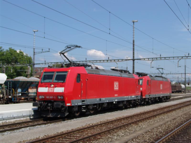 Die Br 185 097-3 und eine weitere Br 185 fahren ganz alleine durch den Bahnhof Rotkreuz