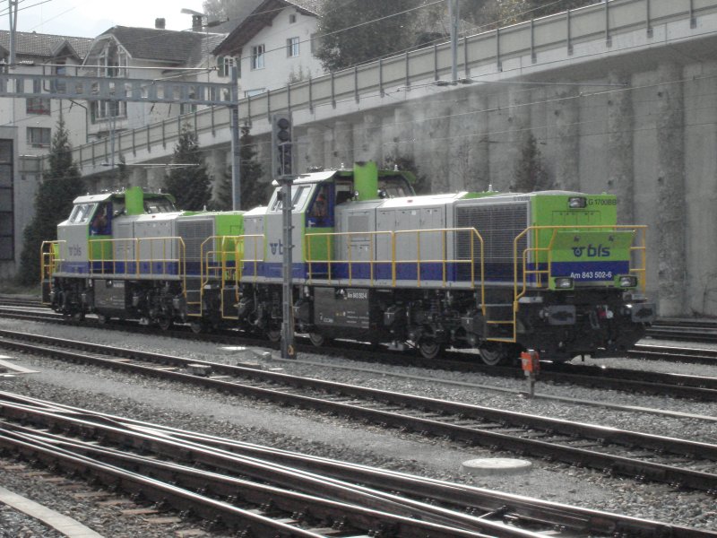 Die damals frisch abgelieferten Am 843 503-4 und Am 843 502-6 stehen am 27.10.2006 im Bahnhof von Spiez