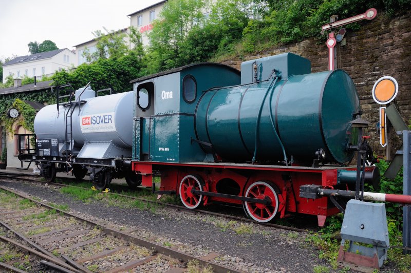 Die Dampfspeicherlok  Oma , 1920 von Hohenzollern gebaut, vor einem historischen Kesselwagen fr flssige Isolationsstoffe. (Neustadt/Weinstrasse, Mai 2009).
 