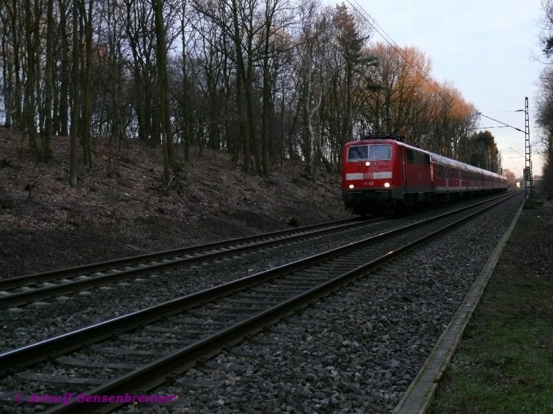 Die DB 111 125  mit 6 roten Silberlingen abends unterwegs als RB20524 Dsseldorf-Emmerich.

18.02.2009 Wesel-Feldmark 