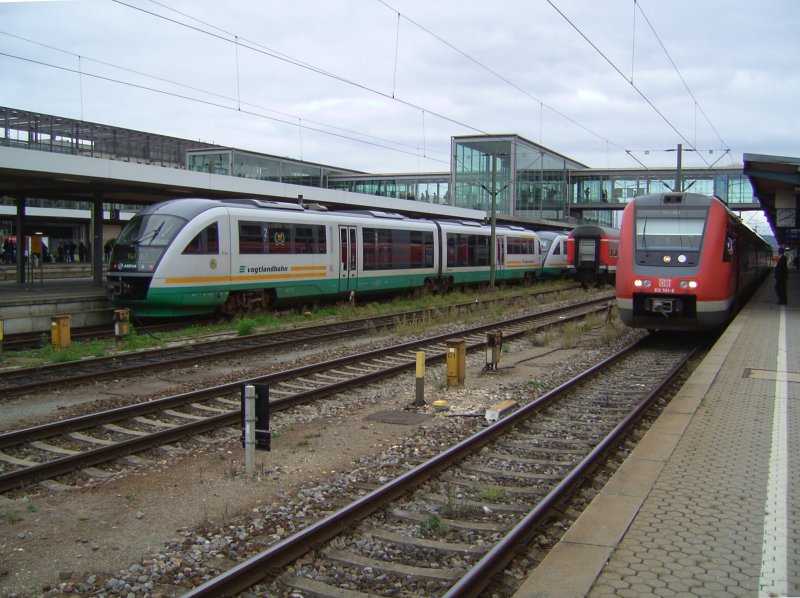 Die Desiro Doppelgarnitur der Vogtlandbahn ist auf Gleis 4 eingefahren. Auf Gleis 1 steht die BR 612 591-8 (Regensburg HBF 07.09.2007)
