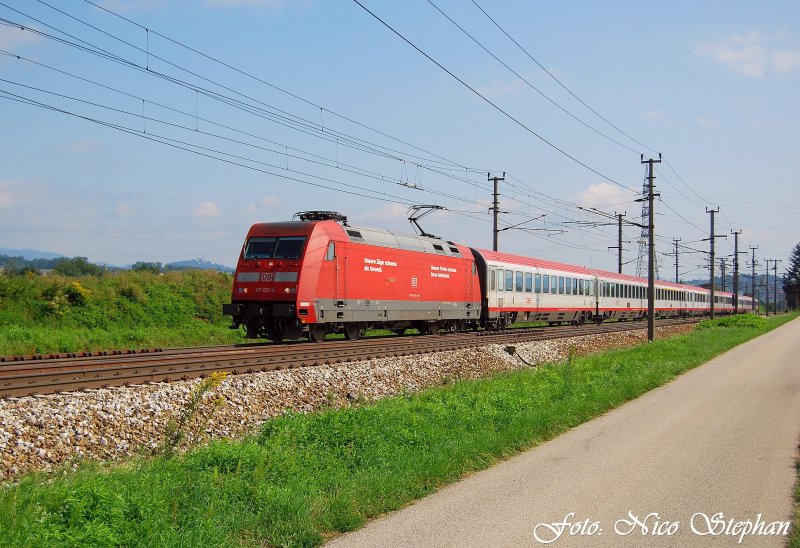 Die Deutschen kommen:101 021-4 mit BB EC 690 und dem schnen Namen  Schloss Porcia Spittal an der Drau  Wien Westbahnhof - Klagenfurt Hbf. nutzte ihre 160km/h-Streckengeschwindigkeit voll aus,Pasching (sterreichurlaub 18.08.09)