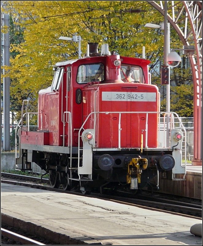 Die Diesellok 362 942-5 durchfhrt den Hauptbahnhof von Kln am 08.11.08. (Jeanny)