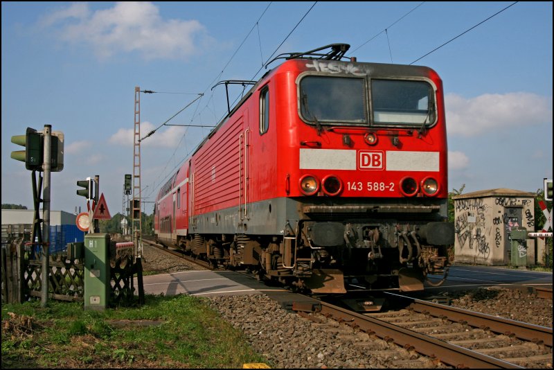 Die Dsseldorfer 143 588 bringt die RB56 (RB 39639)  DER ISERLOHNER  nach Iserlohn, hier bei Hohenlimburg. (06.10.07)