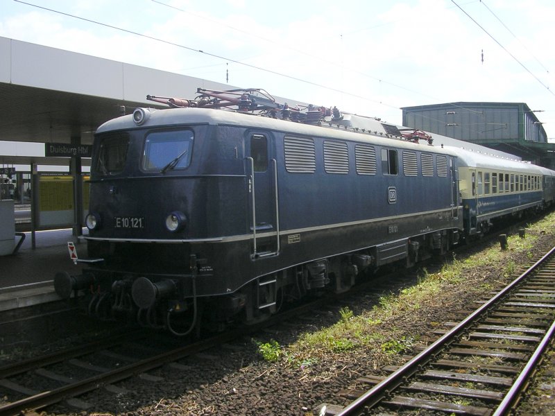 Die E10.121 im Schlepp des Sonderzuges E91327 von Dortmund Hbf. nach Knigswinter beim Halt in Duisburg Hbf.,Gleis 3 (09.08.2008) 