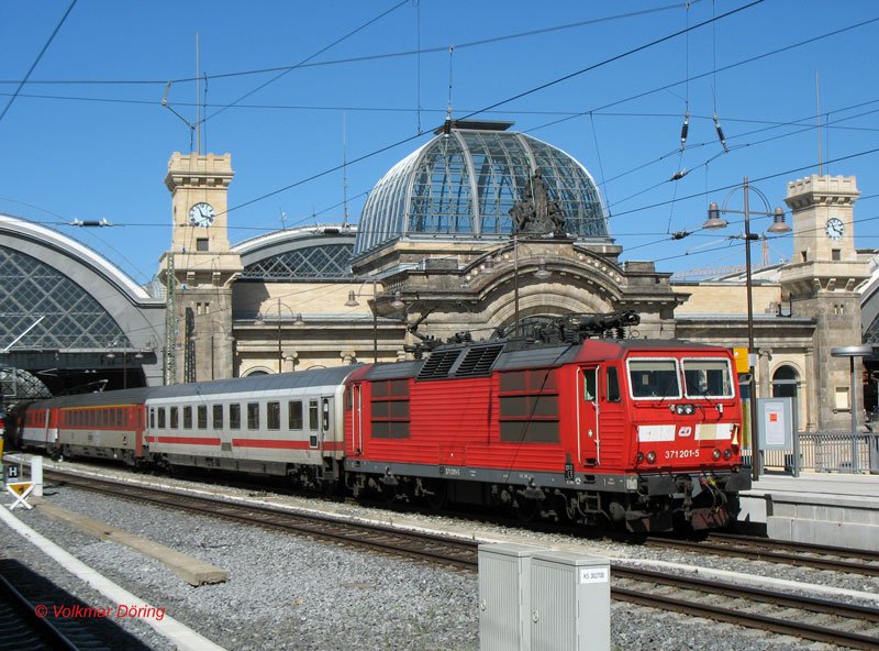 Die ehemalige 180 001 noch in Farbgebung DB jedoch als CD-Lok 371 201 bei Ausfahrt aus Dresden Hbf. mit dem Vindobona EC 173 Hamburg - Wien (mit +10); 14.04.2007
