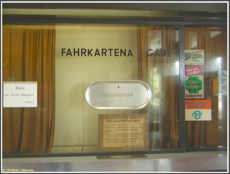 Die ehemalige Fahrkartenausgabe im Bahnhof Frankfurt am Main-Griesheim, die im Jahre 1992 geschlossen wurde, aufgenommen am 26.07.2007, damals gab es im Rhein-Main-Gebiet noch den Frankfurter Verkehrs- und Tarifverbund (FVV), an dem Aufkleber mit dem Hinweis auf den Wertmarkenverkauf erkennbar. Der FVV wurde 1995 durch den Rhein-Main-Verkehrsverbund (RMV) abgelst. Ebenfalls historisch die damalige DB-Werbung fr den Seniorenpass.