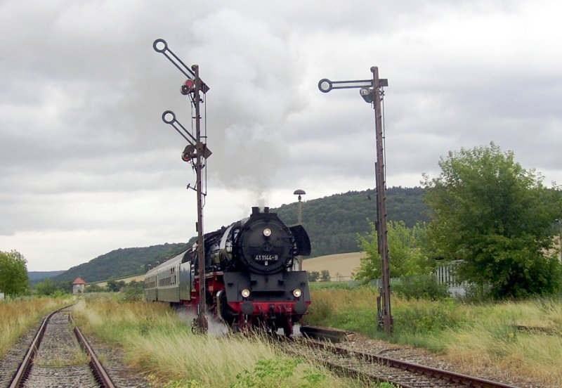 Die Eisenacher 41 1144-9 mit Leerzug (zum Abstellen in Karsdorf) nach Kreuzungshalt in Laucha a. d. Unstrut. (Foto vom 28.07.2007) * www.unstrutbahn.de *