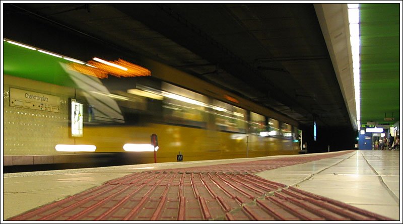 Die erste U-Straßenbahnstation Deutschlands - 

Die erste U-Haltestelle in Stuttgart am Charlottenplatz wurde im Jahre 1966 eröffnet. 

27.6.06 (J)