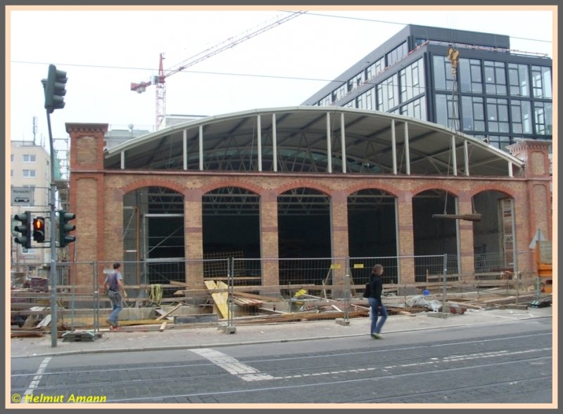 Die Fassade des ehemaligen Straenbahndepots Sachsenhausen auf der Nordseite in der Textorstrae, aufgenommen am 29.09.2008 lsst die ehemalige Gebudestruktur noch erkennen. An der nach Sden gewandten Seite hingegen erinnert absolut nichts mehr daran dass dort einmal die Einfahrt in das Depot war. Hier entstehen jetzt Wohnungen in den entkernten alten Gemuern des ehemaligen Depots.