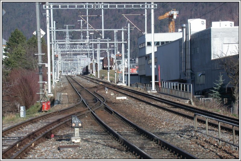 Die Firma Joos-Stahl in Chur West verfgt ber ein Dreischienen-Anschlussgleis. Blick Richtung Chur. (12.03.2007)