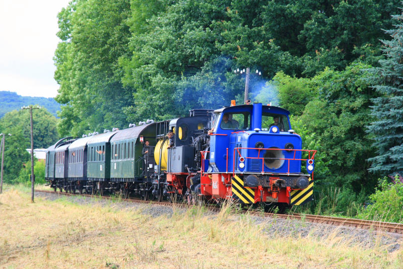 Die HAW 9 - eine MaK G 500 - und 89 7513 ziehen einen historischen Zug von Derneburg nach Bockenem; 19.07.2009
