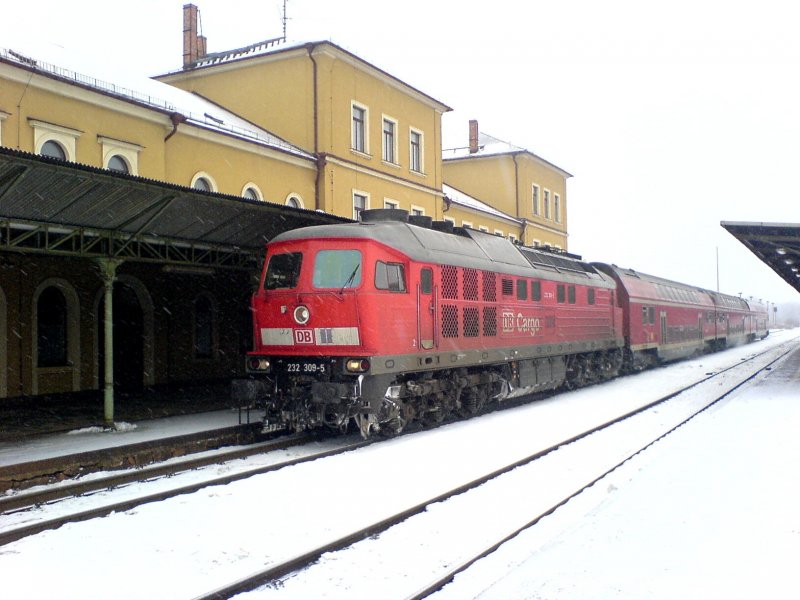 Die heute bei EWR in Polen eingesetzte 232 309-5 bespannte am 03.02.2006 den RE Grlitz-Dresden. Grund waren Ausflle der BR 612. Hier in Bischofswerda.