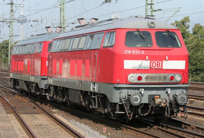Die ICE-Abschlepploks 218 813 und 218 833-2 durchfahren den Bahnhof Kln Messe/Deutz heute solo zurck ins BW Kln Hansaring am 16.08.2009