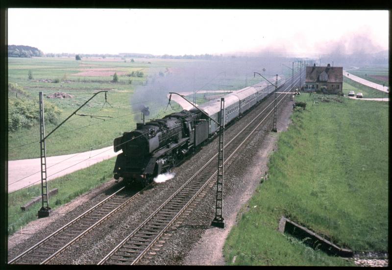 Die letzte Rollbahn der O1 ist die Strecke Nrnberg-Hof. hier am 6.Mai 69 unweit von Bamberg. Man beachte die alte Reichsbahnfahrleitung die damals noch nicht erneuert war.