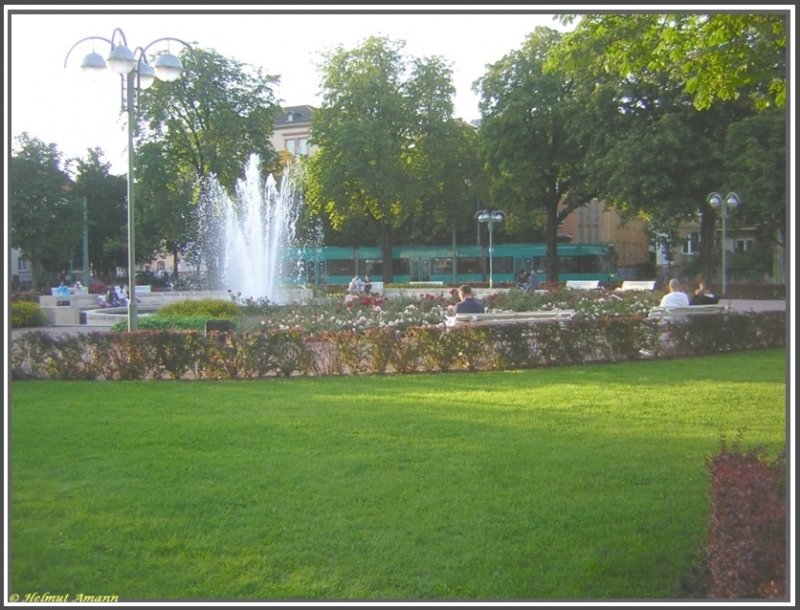 Die Linie 14 wendete in Fahrtrichtung Bornheim/Ernst-May-Platz am 31.07.2007 auf Grund von Gleisbauarbeiten in der Wittelsbacherallee am Zoo. Diese Aufnahme zeigt den S-Triebwagen 247 auf dem 9. Zug bei der Umrundung des Alfred-Brehm-Platzes in der Wendeschleife, nebst dem Brunnen und den Menschen, die auf den Bnken den Sommerabend genossen.