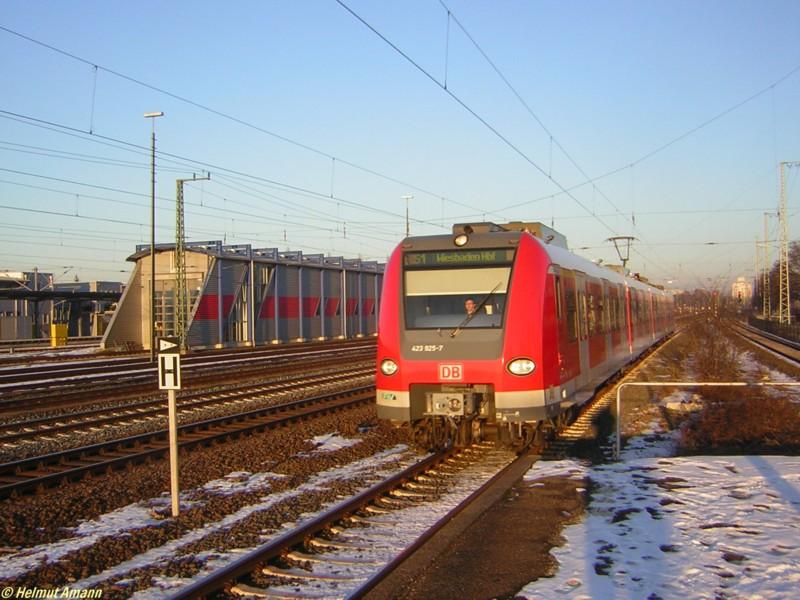 Die Linie S1 nach Wiesbaden fuhr am 29.01.2006 mit 423 925 an dem Gebude der ICE-Waschanlage vorbei und in den Bahnhof Frankfurt am Main-Farbwerke ein.  


 