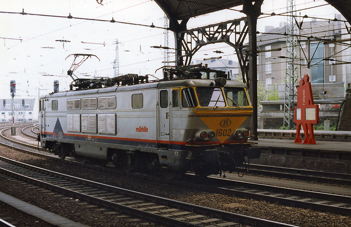Die Mehrsytemlok 1602 der SNCB / NMBS trgt die von der Modellbahnfirma Mrklin gesponserte Sonderlackierung passend zur Wagenlackierung des EC Memling. Aachen Hbf 1996