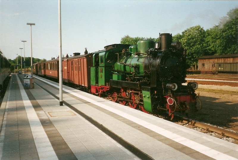 Die Mh 52 und der Traditionszug im Juni 1999 am Gemeinschaftsbahnsteig in Putbus. 