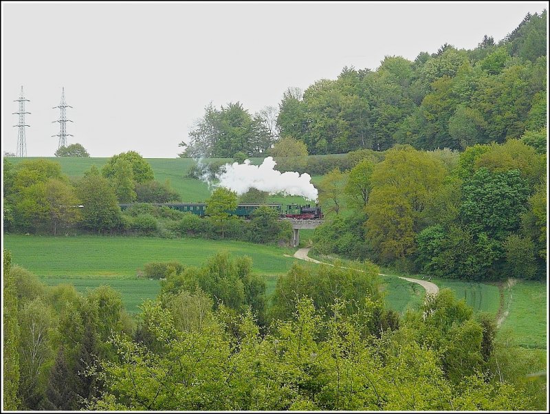 Die Natur hat das ehemalige Eisenerzabbaugebiet rundum die Strecke der Museumsbahn  Train 1900  zurckerobert und so kann der kleine Dampfzug heute durch eine herrliche grne Landschaft fahren. 03.05.09 (Jeanny)