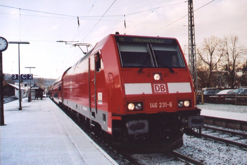  Die neue Schwarzwaldbahn (3)  am 10.Dezember 2006.
Neujahrsgrsse an den freundlich wartenden Lokfhrer :-)!!
Am Scheitelpunkt auf etwa 800 Hhenmeter liegt an diesem 
morgen der vermutlich erste Schnee der Saison. Tatkrftig zieht 
146-231 den voll beladenen Zug weiter nach Villingen. 