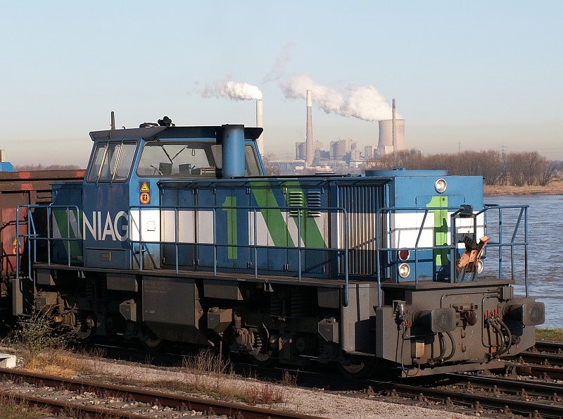 Die  NIAG 1  steht im Rheinhafen Orsoy. Das Kraftwerk im Hintergrund steht in Voerde. Das Foto stammt vom 11.02.2008 