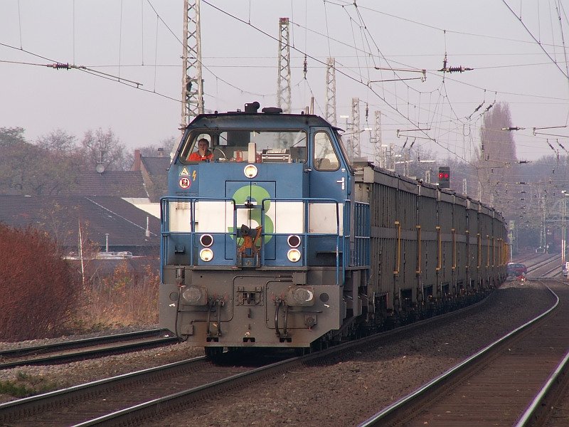 Die NIAG 3 zieht einen Gterzug mit Kalzinat-Wagen am Moerser Bahnhof vorbei. Das Foto stammt vom 28.11.2007