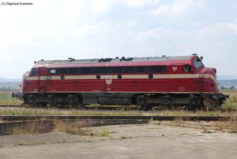 Die NOHAB Lok 007 der Kosovo Railways (ehem. NSB Di3.641) wartet am 16.08.09 am Rande des Betriebswerkes Kosovo Polje / Fushe Kosove auf neue Einstze. 