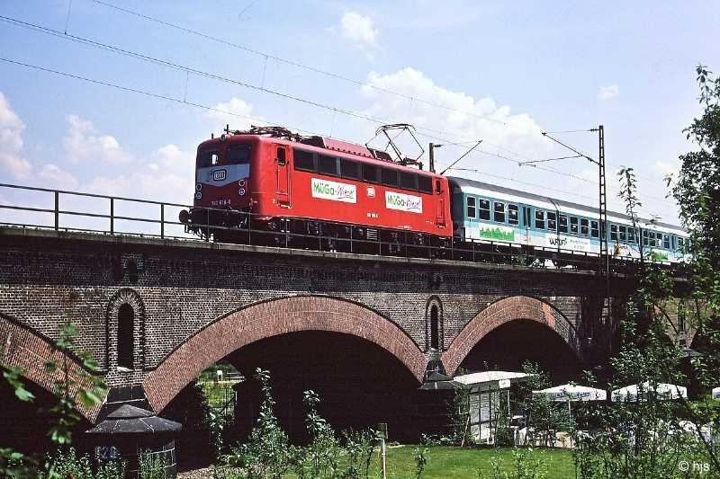 Die nordrhein-westflische Landesgartenschau fand 1992 in Mlheim an der Ruhr statt ( MGa ). Zur schnellen Verbindung zwischen dem Hauptbahnhof und dem Gartenschau-Gelnde wurde auf der Strecke Mlheim - Duisburg-Hochfeld, auf der schon lange kein Personenverkehr mehr bestand, unter der Bezeichnung  MGa-Wiesel  ein Pendelzug, bestehend aus 140 816 und zwei ex-Silberlingen, in Verkehr gesetzt. Das Foto zeigt ihn am 27. Juni 1992 auf dem Viadukt der Rheinischen Bahn.