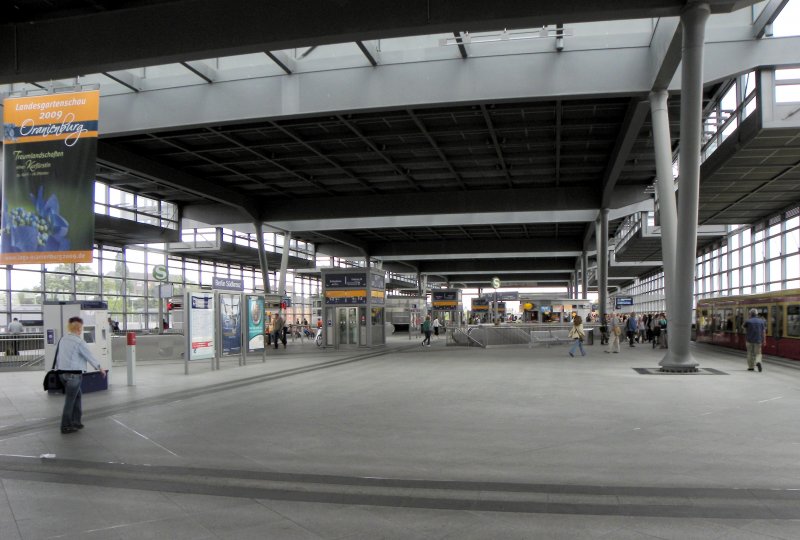 Die obengelegene Halle mit den Zubringertreppen zum Fernverkehr und zur Nord- Sdbahn. Sie dient auch als Bahnsteig fr den Ringverkehr der S-Bahn.
