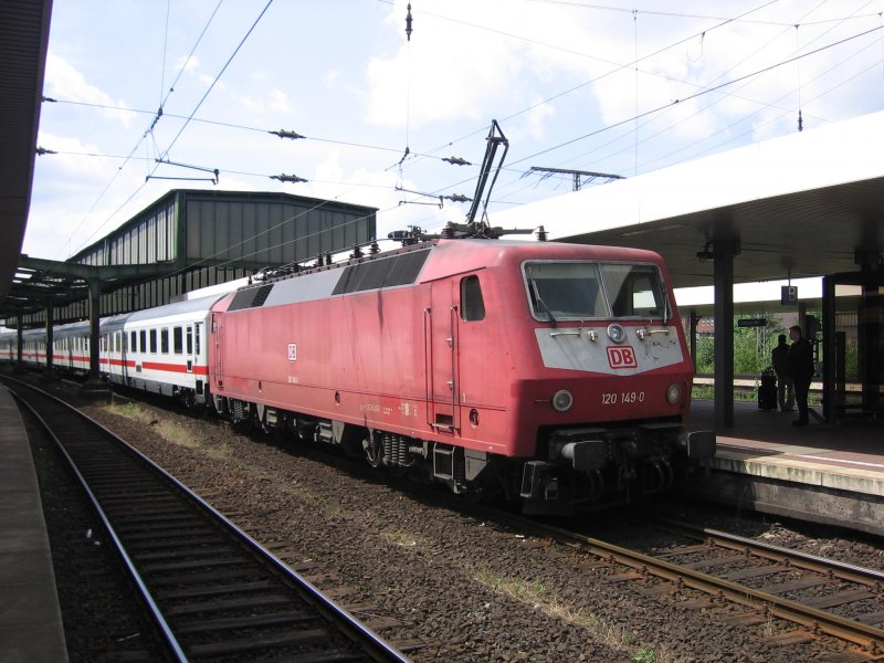 Die orientrote 120 149 steht am 28.06.2007 mit kaputtem Pantho in Duisburg Hbf auf Gleis 4.