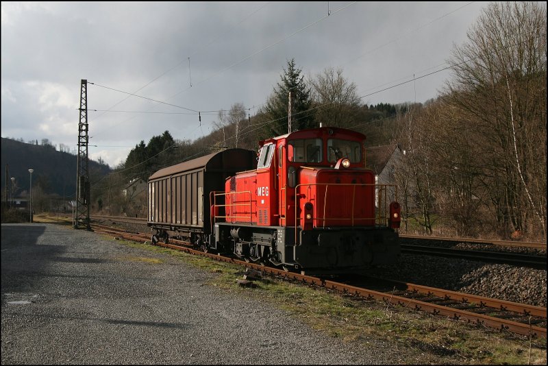 Die Rangierlok der MEG hollt einen Gterwagen aus dem Werk Plettenberg-Ohle ab. (03.03.2008)