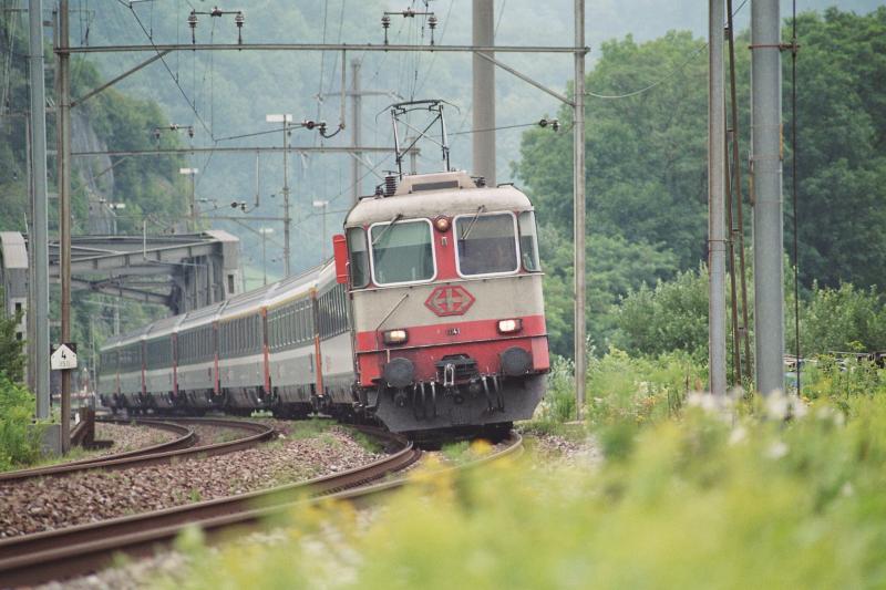 Die Re 4/4   11141 im SwissExpress-Design zieht den EC 96 in Richtung Zrich. Hier kurz nach dem Bahnhof Ziegelbrcke.