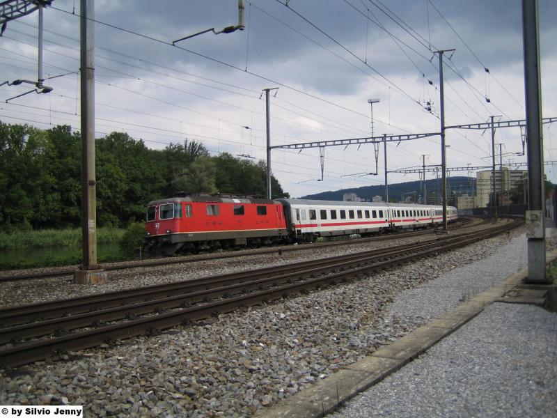 Die Re 4/4'' 11221 zog den EC 8 nach Hamburg-Altona durch Dietikon.