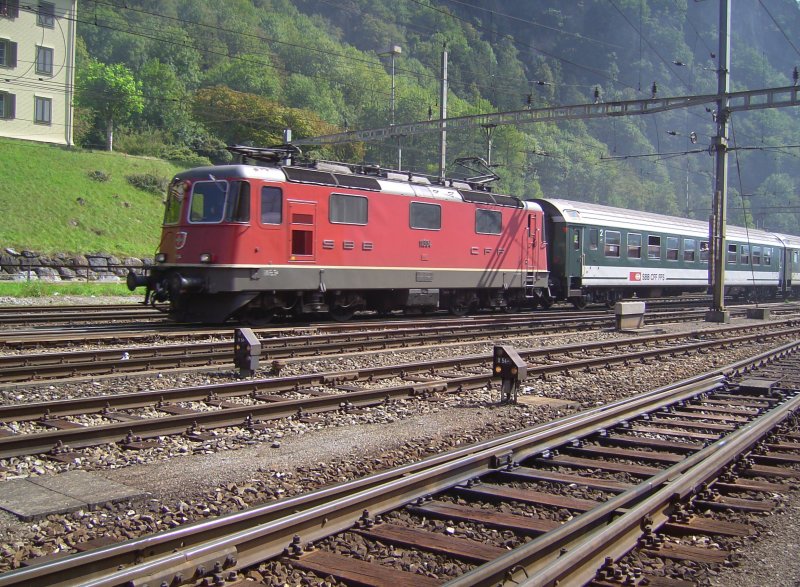 Die Re 4/4 11304 bei der einfahrt in den Bahnhof Erstfeld am 08.09.2007