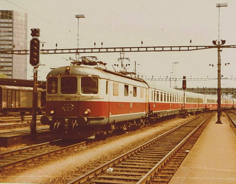 Die Re 4/4 I N 11034 fhrt mit einem auerordentlich langen TEE Rheingold Genve - Basel SBB - Amsterdam am 25. April 1981 in Basel SBB ein. (Gescanntes Foto)