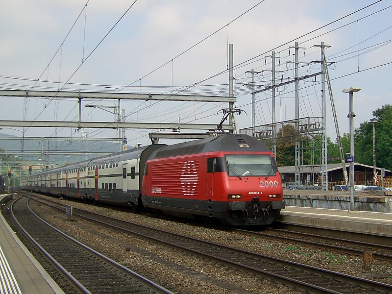 Die Re 460 034 mit einem IC am 29.08.2008 bei der Durchfahrt in Liestal.