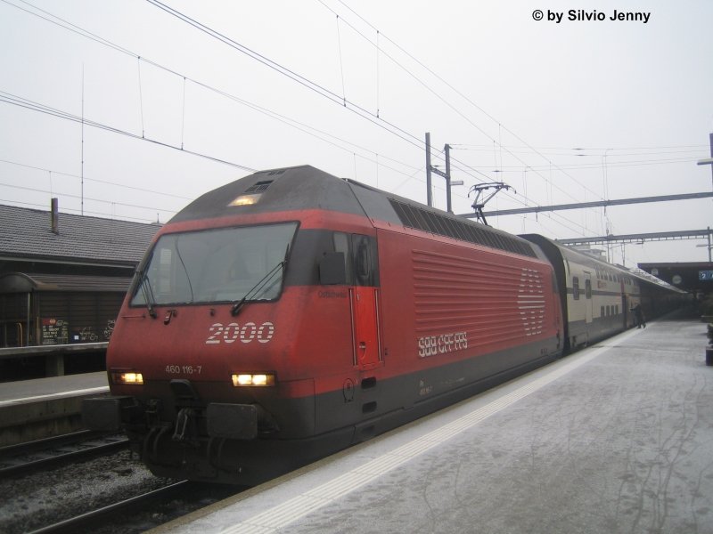 Die Re 460 116-7 mit dem Namen ''Ostschweiz'' statete am 27.12.07 ihrer Heimat wieder ienmal eine Beusch ab, mit einem IC nach Genf-Flughafen. Hier steht sie in Wil.