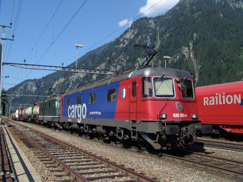 Die Re 620 055-4  Cossonay  und eine grne Re 4/4 am 29.7.04 kurz vor dem Bahnhof Gschenen