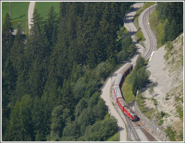 Die RhB hat soeben ihr schn geschwungenes Trassee bei Langwies erneuert. R1444 auf der Fahrt nach Chur. (17.08.2009)