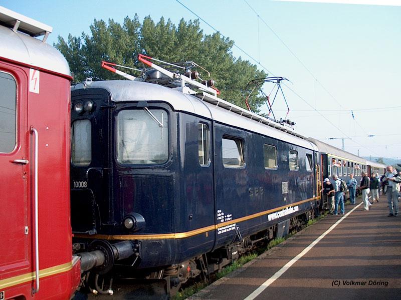 Die rote Re 4/4 10019 und die blaue Re 4/4 10008 mit dem EK-Sonderzug Hamburg-Meiningen beim Fotohalt in Northeim - 04.09.2004
